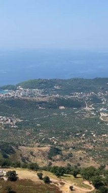 Arnavutluk dağları. Arnavutluk 'ta dağ zirvelerinde bulutlar dolaşıyor. Sürücü arabaların penceresinden görüntüler