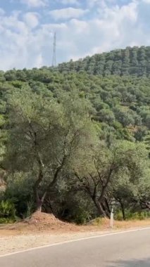 Arnavutluk dağları. Arnavutluk 'ta dağ zirvelerinde bulutlar dolaşıyor. Sürücü arabaların penceresinden görüntüler