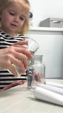 Çocuk öğrenci, anaokulunda öğretmeniyle alternatif yenilenebilir enerjiyi öğreniyor. Eğitim konsepti. Anaokulu