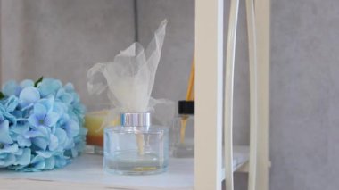 Parfüm kokusu. Aroma kokulu sazlık difüzyon camı kokulu mumla birlikte tepside. 