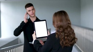 Yatay beyaz ekranlı tablet bilgisayar kullanan el kadını internet dokunmatik dokunmatik ekran iletişim kroma parmak mesajı gezici ekranı kullanıyor. yavaş çekim