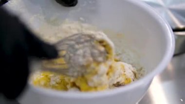 Mangırları çırp. Kadın krep için hamur hazırlıyor. Fırın malzemelerini karıştırıyorum. Yemek yapmak, kahvaltı hazırlamak, tatlı