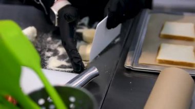 Pasta, cheesecake, kaşar kadın peynirli kek için ekmek kırıntılarını yontan bir kadın. Ellerinle peynirli kek yapıyorsun.