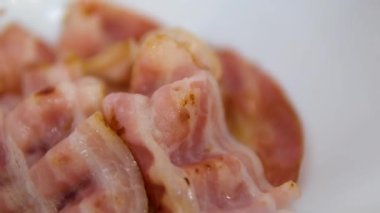 Kızarmış, çıtır çıtır domuz pastırması. Döndürme video. Kızarmış domuz