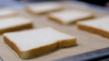Elektrikli ızgarada sandviç yapıyorum. Izgarada beyaz bir tost ekmeği pişiyor. Tost yap.