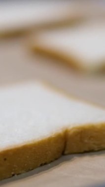 Elektrikli ızgarada sandviç yapıyorum. Izgarada beyaz bir tost ekmeği pişiyor. Tost yap.