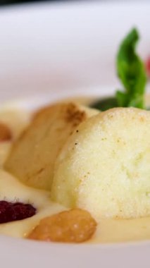 Ekşi krema, reçel ve taze böğürtlenli taze cheesecake şeklinde lezzetli sağlıklı bir kahvaltı. Krem soslu peynirli kek. Nane şekeri yapraklı ahududu çileği.