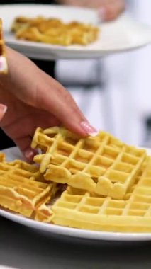 Açık büfe insanları waffleları, Belçika wafflelarını parçalara ayırır. Ellerinle tut.