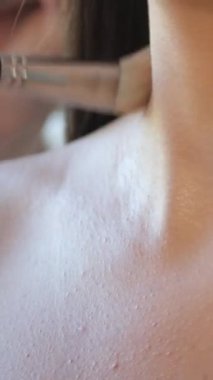 Profesyonel makyöz. Profesyonel makyajın sahne arkasında güzellik endüstrisi. Makyöz, mankenleri metalik altın makyajla kaplıyor. Parıltıyı boyuna uygula