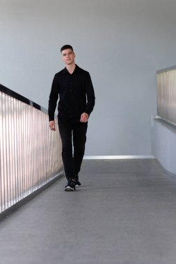 Düşük açılı kamera, iş adamının kendine güvenen bir şekilde merdivenlerden çıkışını gösteriyor. Merdivenlerde yürüyen, iş arayan, modern gökdelende yeni bir iş arayan bir yönetici. Uzayı kopyala Sevinçli..