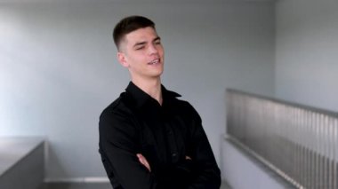 Siyah saçlı ve mavi gözlü yakışıklı adam gülümsüyor. Melez ırk uyruğu. Portre, mutlu ve girişimci, Avustralyalı muhasebeci ve işçi kariyeri, işi ve şirketteki başarısı için gurur duyuyorlar..