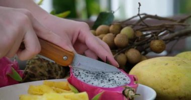 Pembe arka planda izole edilmiş bir tabakta iki yarım ejderha meyvesi Pitahaya..