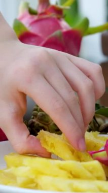 Olgun sarı ananas parçaları halinde, lezzetli ve taze ananas parçaları halinde pişirilirken. Ananas parçaları