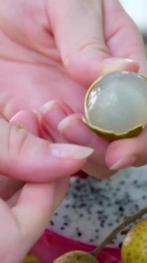 Temiz Longan. Taze soyulmuş Longans meyvesine yakın çekim.