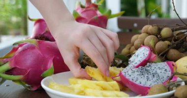 Olgun sarı ananas parçaları halinde, lezzetli ve taze ananas parçaları halinde pişirilirken. Ananas parçaları