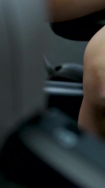 Spor salonunda ekipman kullanarak ağırlık çalıştıran sporcu bacakları. Spor salonundaki kız.