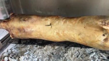 Tükürükte kuzu rostosu. Kuzu açık fırınlarda tükürüğün üstünde pişmiş.. 