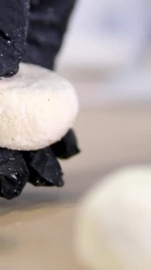 Pasta, cheesecake, kaşar kadın peynirli kek için ekmek kırıntılarını yontan bir kadın. Ellerinle peynirli kek yapıyorsun.