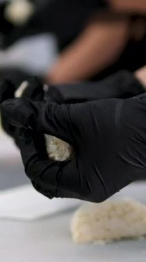 Pişirmeden önce kurabiyeye çikolata parçaları ekleyen tanınmayan bir kadının ellerine yakın çekim. Kurabiyeye çikolata ekle.