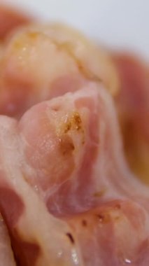 Kızarmış, çıtır çıtır domuz pastırması. Döndürme video. Kızarmış domuz