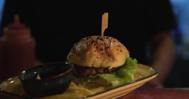 Izgara kalamar sokak yemeği. Asya mutfağı 