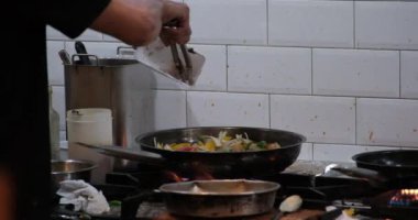 Izgara kalamar sokak yemeği. Asya mutfağı 