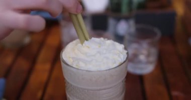 Beyaz köpüklü milkshake karışımı, pipetli lezzetli. sağlıklı içecek