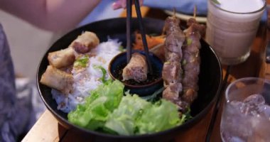 İnsanların partisi için tavada ızgara et, sıcak tencerede ızgara domuz eti ve toplantı için çorba, insanlar ve aile partisi için özenle hazırlanmış menü, yemek için rosto et. Balık sosu buluşması