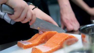 Adım adım salamura edilmiş kızartma lezzetli taze kırmızı balıklar sunar. Şef tavada balık bifteği pişirir. Restoranda yemek pişirmek. Somon bifteği hazırlama süreci