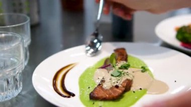 Adım adım salamura edilmiş kızartma lezzetli taze kırmızı balıklar sunar. Şef tavada balık bifteği pişirir. Restoranda yemek pişirmek. Somon bifteği hazırlama süreci