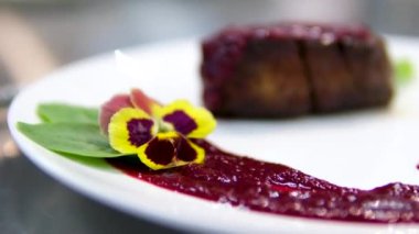 Sığır filetosu bifteği hazırlama işlemi. Yavaş çekimde dumanlı tavada baharatlı ve otlu sulu et bifteği yakın çekim. Meyveli biftek piknik kutlaması için hazır. Barbekü