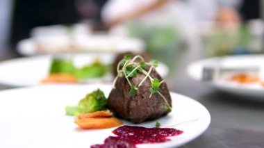 Sığır filetosu bifteği hazırlama işlemi. Yavaş çekimde dumanlı tavada baharatlı ve otlu sulu et bifteği yakın çekim. Meyveli biftek piknik kutlaması için hazır. Barbekü