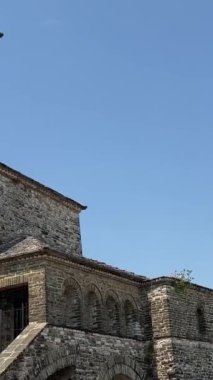 Cirokastra Müzesi Şehri Arnavut komünist lider Enver Hoca 'nın doğum yeri olarak biliniyor. UNESCO Dünya Mirası Alanı, Osmanlı Şehri Arnavutluk Cirokastra 06.17.2024