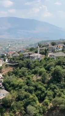 Cirokastra Müzesi Şehri Arnavut komünist lider Enver Hoca 'nın doğum yeri olarak biliniyor. UNESCO Dünya Mirası Alanı, Osmanlı Şehri Arnavutluk Cirokastra 06.17.2024