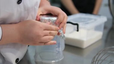 Aşçılık süreci adım adım. Bükülmüş pasta için hamuru hazırlıyorum. Ev yapımı folyo kalıplarda zengin ekmek pişirme süreci. Paskalya ekmeği pişir