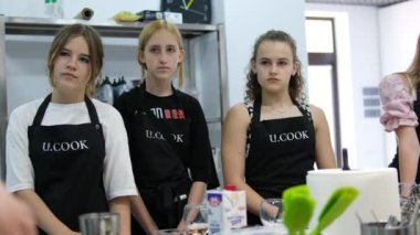 Aşçılık okulu kızları Ukrayna Vinnitsa 07.15.2024 'te pasta pişirmeyi ve pişirmeyi öğrenirler. 