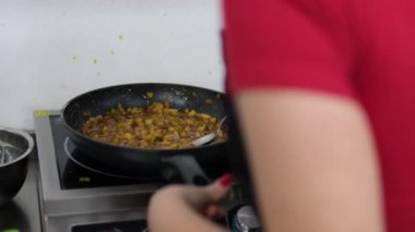 Karamelli armutlu nefis bruschetta, aşçılık süreci adım adım. Meyveli tatlı. Ekmek tostu, crostini. Gurmeler için sağlıklı bir kahvaltı. Seçici odak, uzayı kopyala. Karamelli armut.