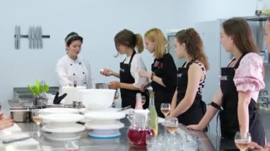 Aşçılık okulu kızları Ukrayna Vinnitsa 07.15.2024 'te pasta pişirmeyi ve pişirmeyi öğrenirler. 