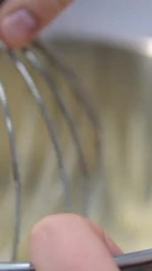 Aşçılık süreci adım adım. Bükülmüş pasta için hamuru hazırlıyorum. Ev yapımı folyo kalıplarda zengin ekmek pişirme süreci. Paskalya ekmeği pişir