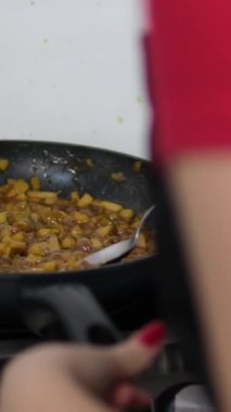 Karamelli armutlu nefis bruschetta, aşçılık süreci adım adım. Meyveli tatlı. Ekmek tostu, crostini. Gurmeler için sağlıklı bir kahvaltı. Seçici odak, uzayı kopyala. Karamelli armut.