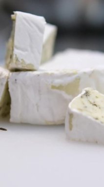 Karamelli armutlu nefis bruschetta, aşçılık süreci adım adım. Meyveli tatlı. Ekmek tostu, crostini. Gurmeler için sağlıklı bir kahvaltı. Seçici odak, uzayı kopyala. Karamelli armut.