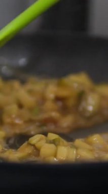 Karamelli armutlu nefis bruschetta, aşçılık süreci adım adım. Meyveli tatlı. Ekmek tostu, crostini. Gurmeler için sağlıklı bir kahvaltı. Seçici odak, uzayı kopyala. Karamelli armut.