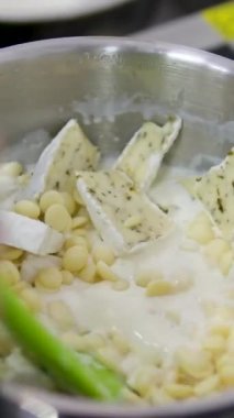 Karamelli armutlu nefis bruschetta, peynirli Ganache aşçılık süreci adım adım. Meyveli tatlı. Ekmek tostu, crostini. Gurmeler için sağlıklı bir kahvaltı. Seçici odak, boşluğu kopyala.