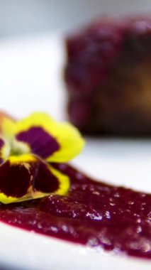 Sığır filetosu bifteği hazırlama işlemi. Yavaş çekimde dumanlı tavada baharatlı ve otlu sulu et bifteği yakın çekim. Meyveli biftek piknik kutlaması için hazır. Barbekü