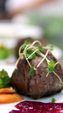 Sığır filetosu bifteği hazırlama işlemi. Yavaş çekimde dumanlı tavada baharatlı ve otlu sulu et bifteği yakın çekim. Meyveli biftek piknik kutlaması için hazır. Barbekü