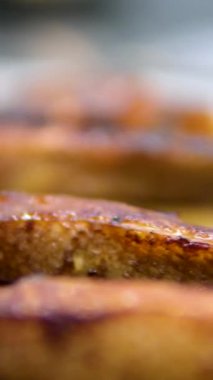 Adım adım salamura edilmiş kızartma lezzetli taze kırmızı balıklar sunar. Şef tavada balık bifteği pişirir. Restoranda yemek pişirmek. Somon bifteği hazırlama süreci