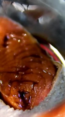 Adım adım salamura edilmiş kızartma lezzetli taze kırmızı balıklar sunar. Şef tavada balık bifteği pişirir. Restoranda yemek pişirmek. Somon bifteği hazırlama süreci