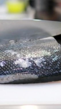 Adım adım salamura edilmiş kızartma lezzetli taze kırmızı balıklar sunar. Şef tavada balık bifteği pişirir. Restoranda yemek pişirmek. Somon bifteği hazırlama süreci