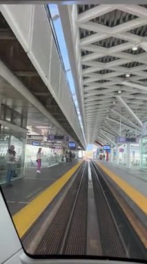 SkyTrain, hafif ve tam otomatik metro sistemi 69 km ray ve 3 hatta 47 istasyona sahiptir. Expo Line 1985, Millennium 2002 ve Canada Line açık.