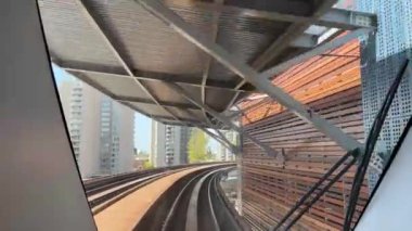 SkyTrain, hafif ve tam otomatik metro sistemi 69 km ray ve 3 hatta 47 istasyona sahiptir. Expo Line 1985, Millennium 2002 ve Canada Line açık.